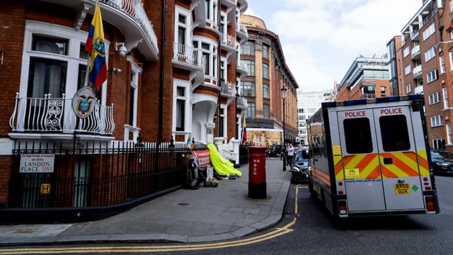 Un camion de la police britannique devant l'ambassade d'Équateur à Londres peu après l'arrestation de Julian Assange