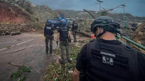 Des gendarmes français lors d'une opération de sauvetage et d'urgence à Mayotte après le passage du cyclone Chido, le 15 décembre 2024