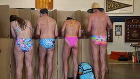 Des électeurs australiens en maillots de bain votant aux élections législatives dans un centre de Bondi à Sydney, le 3 mai 2025.