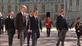 Le prince William et le prince Harry au troisième rang de la procession, séparés par leur cousin Peter Phillips