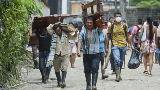 Des habitants de Mocoa récupèrent quelques affaires après une coulée de boue qui a fait 254 morts, le 2a vril 2017 en Colombie