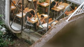 Des lycéens passent l'épreuve de philosophie du bac le 15 juin 2022 au lycée Sainte-Marie Les Maristes à Lyon