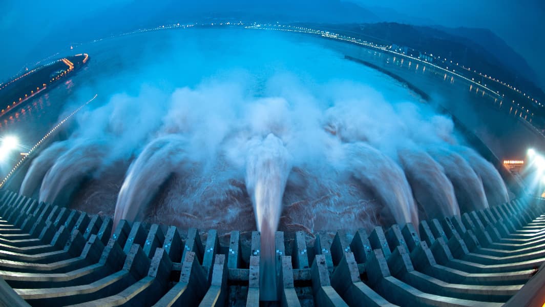 Le barrage hors-normes des Trois-Gorges est la première centrale hydraulique du monde en termes de production d'électricité. Le barrage hors-normes des Trois-Gorges est la première centrale hydraulique du monde en termes de production d'électricité.