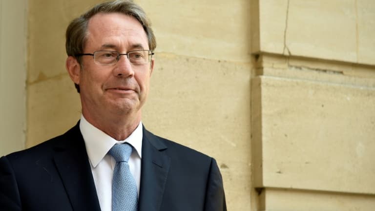 Jean-Denis Combrexelle, alors membre du Conseil d'Etat, sur le perron de l'Hôtel Matignon à Paris le 9 septembre 2015