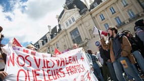 Des manifestants contre la réforme des retraites à Rennes, le 15 avril 2023