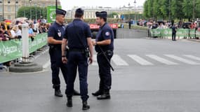 Les policiers ont installé tôt dimanche matin un périmètre de sécurité à l'occasion de l'arrivée du Tour de France.