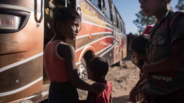 Des enfants rohingyas près du bus d'un camp de réfugiés au Bangladesh, à leur arrivée de Birmanie, le 3 décembre 2017