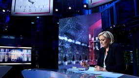 Marine Le Pen sur le plateau de TF1. 