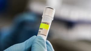 Une photo fournie par le ministère argentin de la Santé montre un chercheur de l'Institut Malbrán tenant un récipient utilisé pour diagnostiquer l'hantavirus des Andes, qui contient de l'ARN du virus des Andes dans le cadre du processus de détection, à Buenos Aires (Argentine), le 6 mai 2026.