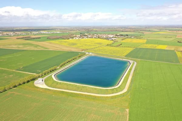 Une réserve d'eau, qui puise dans la nappe phréatique en hiver, à destination de l'irrigation agricole, à Mauze-sur-le-Mignon, dans le centre-ouest de la France.