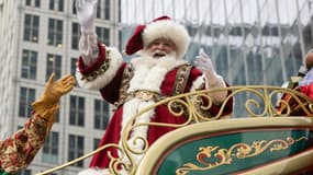 Sur cette photo du 25 novembre 2021, un père Noël mène le célèbre défilé du magasin Macy's pour la fête de Thanksgiving à New York.