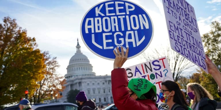 Des défenseurs du droit à l'avortement devant la Cour suprême des Etats-Unis le 1er décembre 2021 à Washington