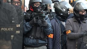 Un policier armé d'un lanceur de balles de défense