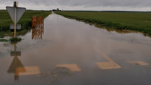 Des routes sont encore totalement inondées rendant inaccessibles certaines communes (illustration)