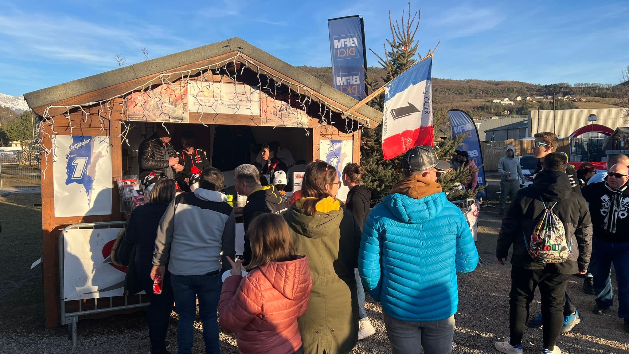 La boutique du Fan Club de Sébastien Ogier ne désemplit pas à la fan zone de Gap ce samedi 27 janvier.