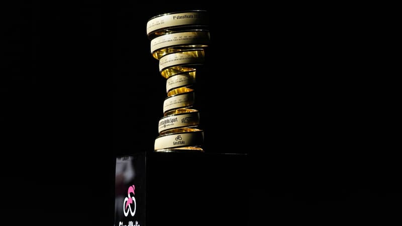 Le trophee du Giro 2026 lors de la presentation du parcours le 1er decembre 2025 2277351