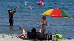 À Palavas-les-Flots dans le Sud de la France, les enfants profitent de la mer pour se rafraîchir en cette période de forte chaleur