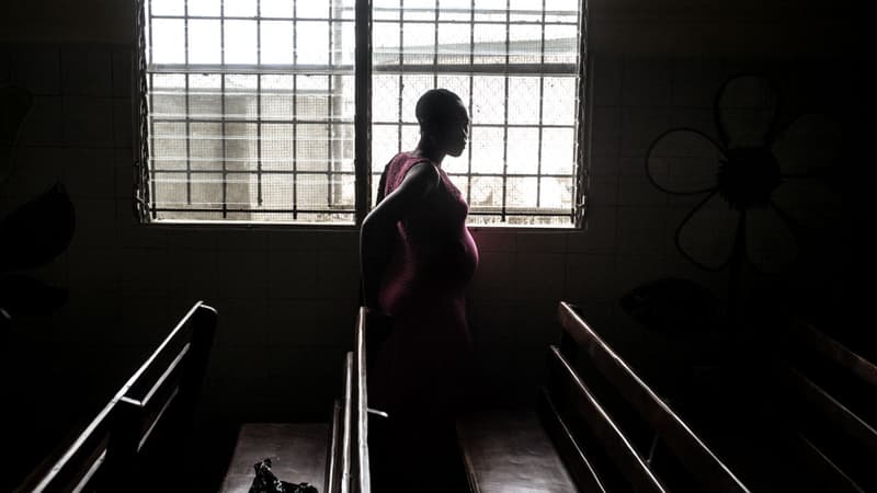 Une femme enceinte dans un centre médical au Liberia