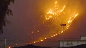 Un violent incendie fait rage dans la région de Palerme, en Italie, le 25 juillet 2023.