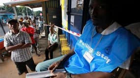 Bureau de vote à Monrovia. Les violences qui ont éclaté lundi dans la capitale du Liberia et l'appel au boycott lancé par l'adversaire de la présidente sortante Ellen Johnson-Sirleaf ont jeté une ombre sur le second tour de l'élection présidentielle, qui