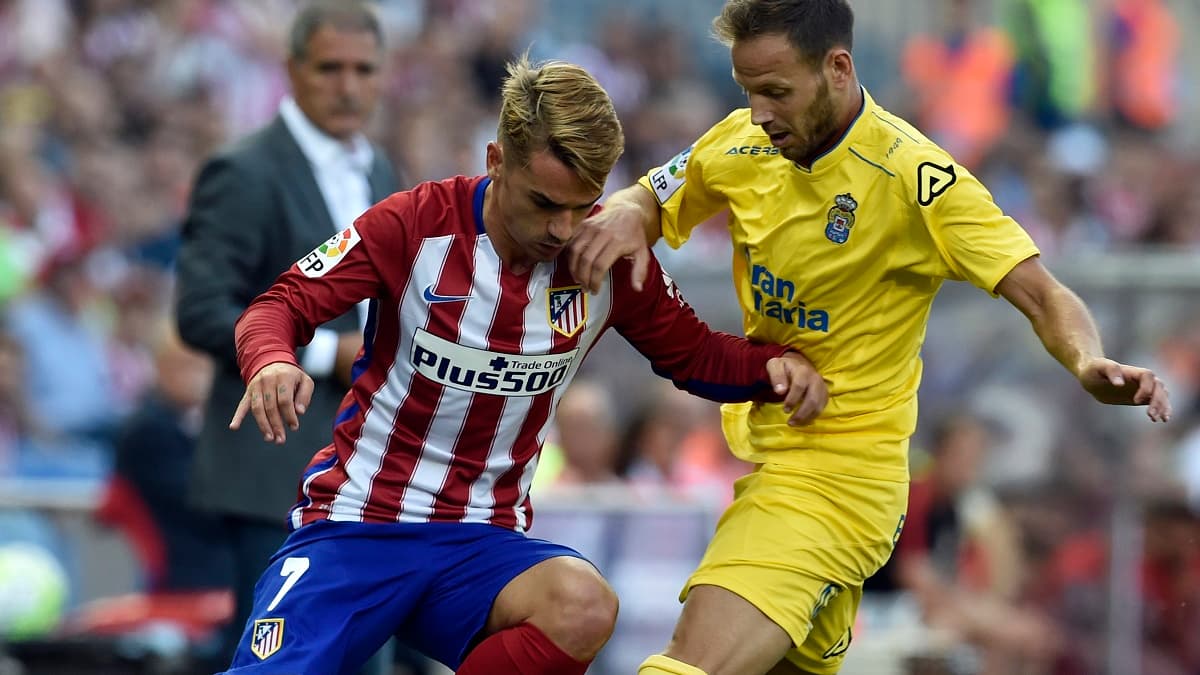 Antoine Griezmann en 2015 avec l'Atlético sous les yeux de Quique Setien (en arrière plan) Antoine Griezmann en 2015 avec l'Atlético sous les yeux de Quique Setien (en arrière plan)