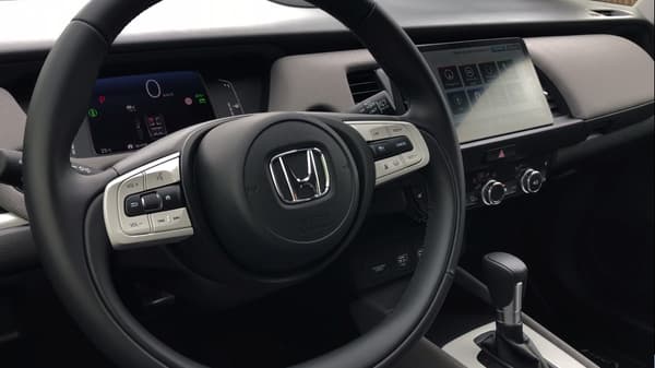 Le volant, l'assistant vocal ou encore certaines fonctionnalités d'infotainment sont partagées avec la citadine électrique Honda e. Le volant, l'assistant vocal ou encore certaines fonctionnalités d'infotainment sont partagées avec la citadine électrique Honda e.