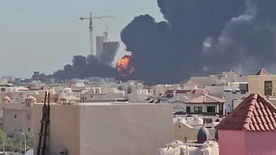 Un panache de fumée noire s'élevant au-dessus de la ville de Mangaf, au sud de Koweït, le 18 juillet 2026