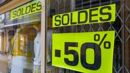 La vitrine d'un magasin de prêt-à-porter affichant des remises allant jusqu'à 50% pendant la période des soldes d'été, le 29 juin 2025 à Auch, dans le Gers (photo d'illustration).