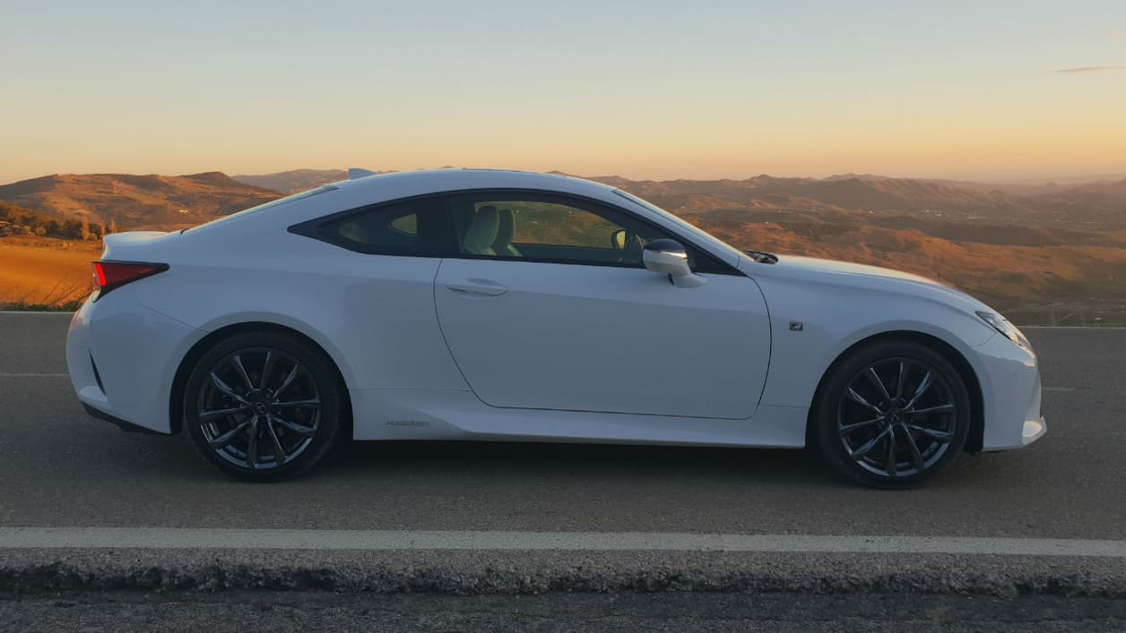 Une ligne de coupé sur fond de paysage andalou.