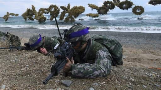 Des Marines sud-coréens en position sur une plage lors de manoeuvres navales conjointes entre la Corée du Sud, le Japon et les Etats-Unis, le 2 avril 2017 à Pohang, en Corée du Sud