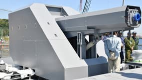 Cette photo prise le 9 avril 2025 et reçue le 24 avril 2025 de la Force d'autodéfense maritime japonaise montre un canon à rails développé par l'Agence d'acquisition de la défense, qui est monté sur le pont arrière du navire d'essai Asuka de la Force d'autodéfense maritime pour des essais en mer sur une base navale au Japon.