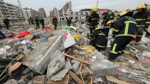 Des équipes de secours sur les lieux d'un explosion à Ningbo, dans l'est de la Chine, le 26 novembre 2017 Des équipes de secours sur les lieux d'un explosion à Ningbo, dans l'est de la Chine, le 26 novembre 2017