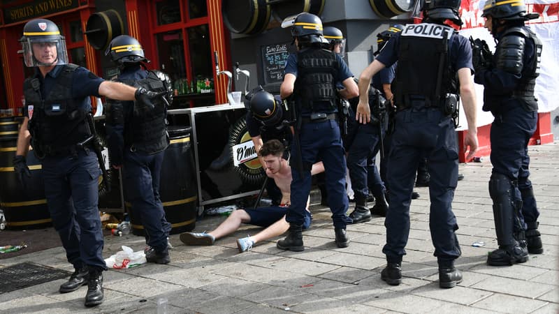 Police et supporters anglais se sont affrontés le 10 juin sur le Vieux Port de Marseille.
