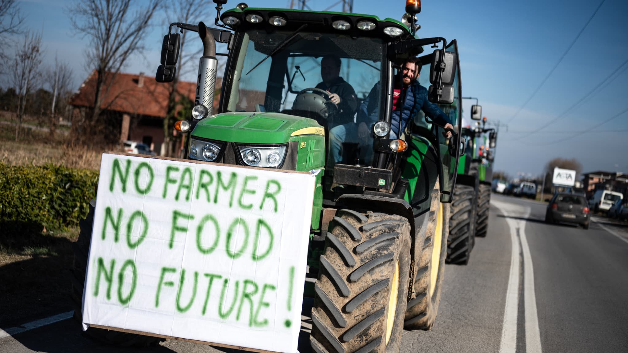 Des agriculteurs italiens manifestent à Cuneo, en Lombardie, ce mercredi.