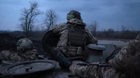 Des soldats ukrainiens dans un MT-LB à Bakhmout, le 11 mars 2023.