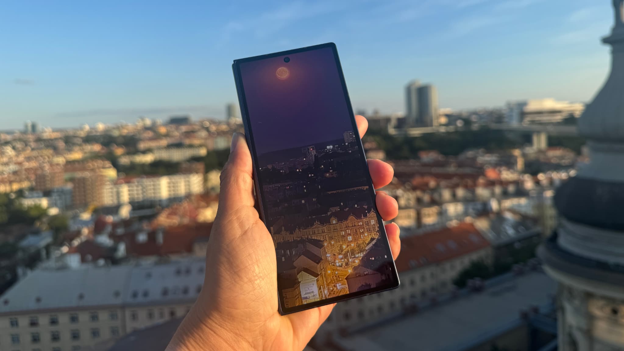 Avec son design un peu repensé pour être un peu plus compact, le Galaxy Z Fold6 tient mieux en main