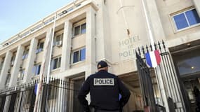 Un policier est de faction devant les locaux de l'Hôtel de police de Marseille.