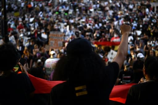 Des personnes marchent contre le racisme à Washington, le 6 juin 2020 Des personnes marchent contre le racisme à Washington, le 6 juin 2020