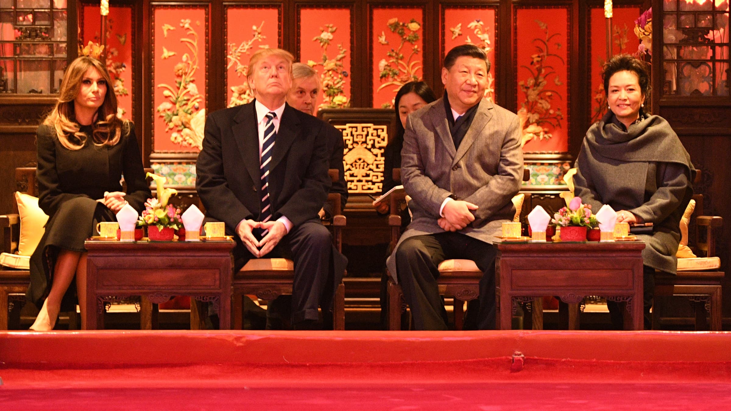Les couples présidentiels américain et chinois, dans la Cité interdite, à Pékin, le 8 novembre. Les couples présidentiels américain et chinois, dans la Cité interdite, à Pékin, le 8 novembre.
