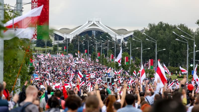 Des dizaines de milliers de manifestants défilent à Minsk ce dimanche contre le président Alexandre Loukachenko