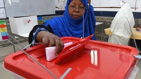 Une Tunisienne vote à Sukra, en banlieue de Tunis, ce dimanche 26 octobre.