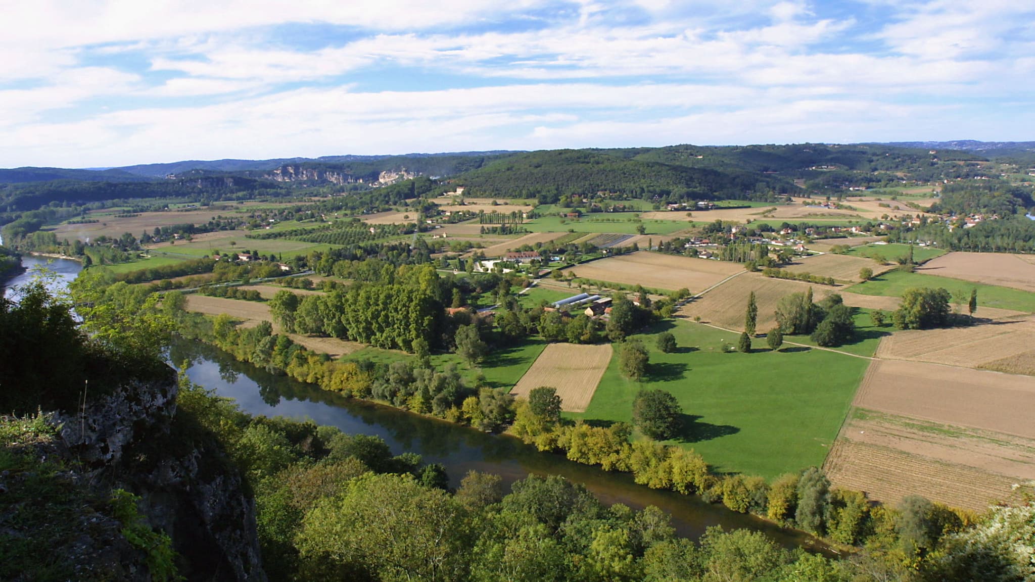 Vue de la vallée de la Dordogne le 1er octobre 2003, avec à l'horizon le village de La Roque Gageac.