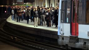 De nombreux voyageurs sur un quai de RER à la station Gare du Nord, à Paris.