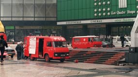 Des véhicules de pompiers stationnent à l'entrée du centre commercial des "Quatre temps" de la Défense (Hauts-de-Seine), dans lequel un attentat à l'explosif caché sous une banquette de la cafétéria du supermarché "Casino" a blessé 41 personnes, le 12 septembre 1986.