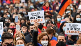 Des milliers d'Arméniens ont réclamé dimanche à Paris la "reconnaissance" par la France et la communauté internationale de l'indépendance du Haut-Karabakh