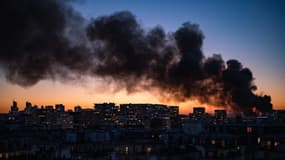 De la fumée s'élève dans le ciel parisien alors qu'un "incendie majeur" fait rage dans une usine de recyclage du 17e arrondissement, au nord de Paris, le 7 avril 2025.