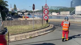 Les pompiers de Paris sont intervenus ce lundi pour éteindre un incendie sur les quais de Seine dans un campement de SDF.