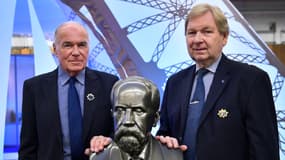 René-Georges Lavergne (G), président du jury du "Concours Lépine" et Gérard Dorey, président du "Concours Lépine" posent à côté du jury du 117e Concours Lépine, à la foire de Paris, le 3 mai 2018. Le concours Lépine, a été lancé en 1901 par Louis Lépine, commissaire de police de la ville, et a connu des succès notables, comme le premier cœur artificiel au monde en 1937.