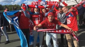 Des supporters lillois réunis devant l'hôtel du LOSC à Angers