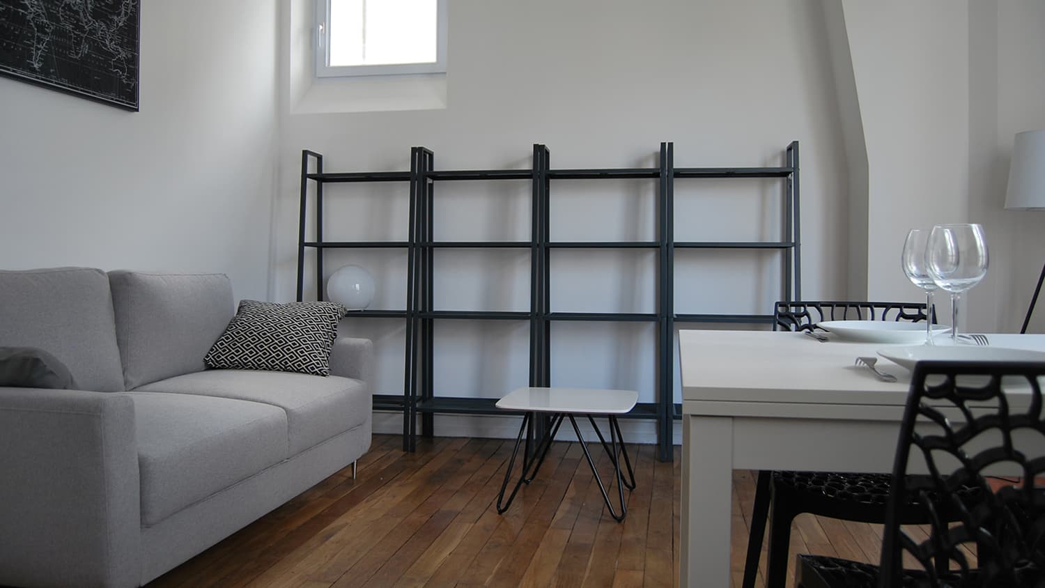 Ici, l'espace est épuré, peu de couleurs sont utilisées.